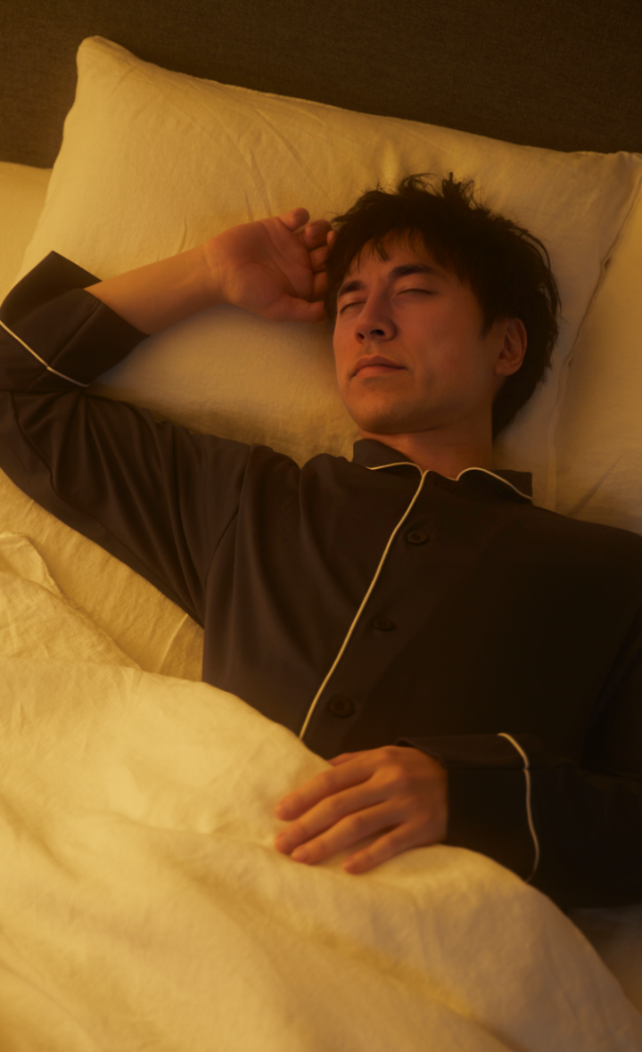 安心して眠りにつく男性