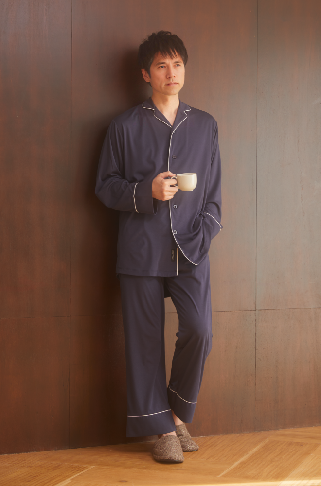 心地よいパジャマでコーヒーを飲む男性のイメージ