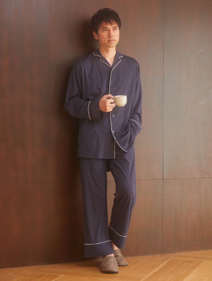 心地よいパジャマでコーヒーを飲む男性のイメージ